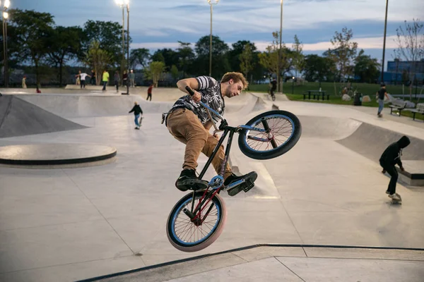 Detroit Michigan Usa 2019 Skater Und Biker Üben Tricks Der — Stockfoto