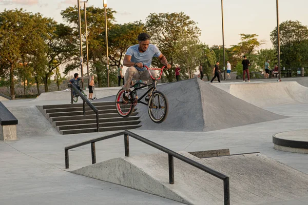 Detroit Michigan Eua 2019 Patinadores Praticam Truques Pôr Sol Parque — Fotografia de Stock