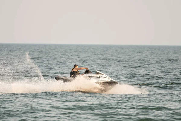 Wellenläufer Und Wasserfahrzeuge Beim Tricksen See — Stockfoto