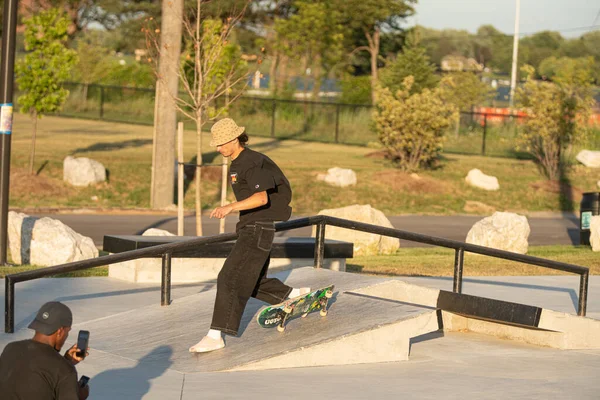 Detroit Michigan Eua 2019 Patinadores Praticam Truques Pôr Sol Parque — Fotografia de Stock