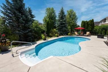 Büyük bahçeli güzel bir havuz..