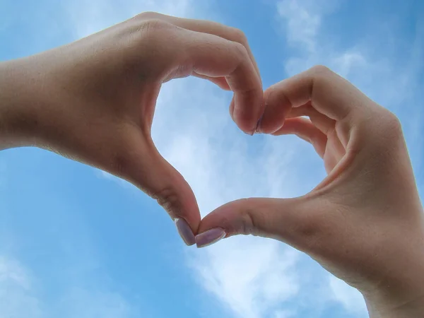 Manos Una Joven Con Símbolo Del Corazón Sobre Fondo Azul —  Fotos de Stock