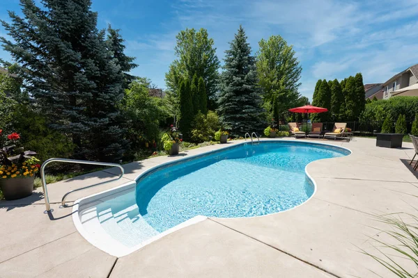 Büyük bahçeli güzel bir havuz..