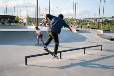 Detroit, Michigan, ABD - 7.24.2020: Patenciler ve motosikletçiler Detroit 'teki Corona Virüsü sırasında bir açık hava kaykay parkında numara yapıyorlar.