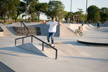 Detroit, Michigan, ABD - 7.24.2020: Patenciler ve motosikletçiler Detroit 'teki Corona Virüsü sırasında bir açık hava kaykay parkında numara yapıyorlar.