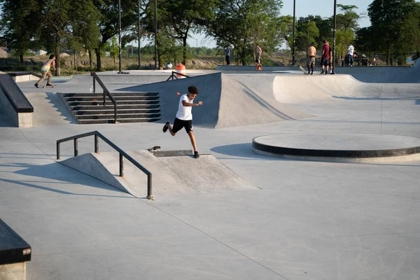 Detroit Michigan Usa 2020 Łyżwiarze Rowerzyści Ćwiczą Sztuczki Skateparku Podczas — Zdjęcie stockowe