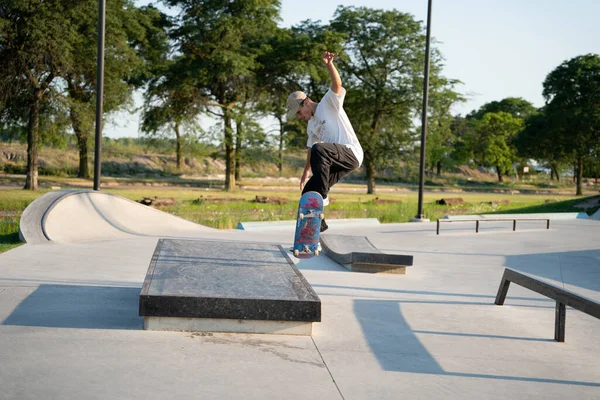 Detroit Michigan Usa 2020 Łyżwiarze Rowerzyści Ćwiczą Sztuczki Skateparku Podczas — Zdjęcie stockowe