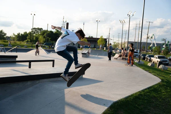 Detroit Michigan Usa 2020 Łyżwiarze Rowerzyści Ćwiczą Sztuczki Skateparku Podczas — Zdjęcie stockowe