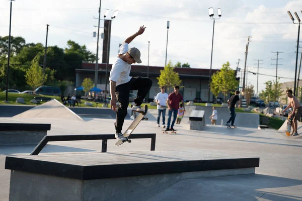 デトロイト ミシガン州 アメリカ 2020 デトロイトのコロナウイルスの間 スケーターやバイカーは屋外スケートパークでトリックを練習します — ストック写真