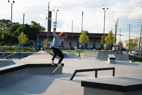 Detroit Michigan Amerika Serikat 2020 Skaters Dan Bikers Berlatih Trik — Stok Foto