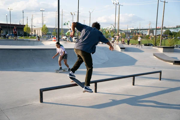 Detroit Michigan Usa 2020 Skateři Cyklisté Cvičí Triky Venkovním Skate — Stock fotografie