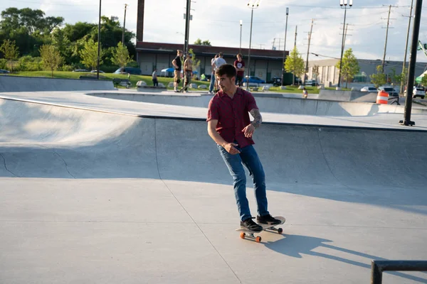 デトロイト ミシガン州 アメリカ 2020 デトロイトのコロナウイルスの間 スケーターやバイカーは屋外スケートパークでトリックを練習します — ストック写真
