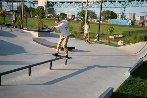 Detroit Michigan Usa 2020 Skateři Cyklisté Cvičí Triky Venkovním Skate — Stock fotografie