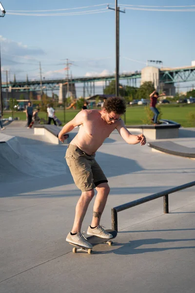 Детройт Штат Мичиган Сша 2020 Скейтбордисты Байкеры Тренируются Открытом Скейт — стоковое фото