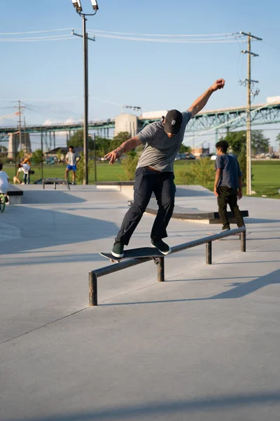 Detroit Michigan Eua 2020 Patinadores Motociclistas Praticam Truques Parque Skate — Fotografia de Stock