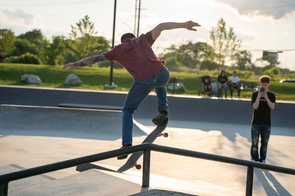 Detroit Michigan Usa 2020 Pattinatori Motociclisti Praticano Trucchi Uno Skate — Foto Stock