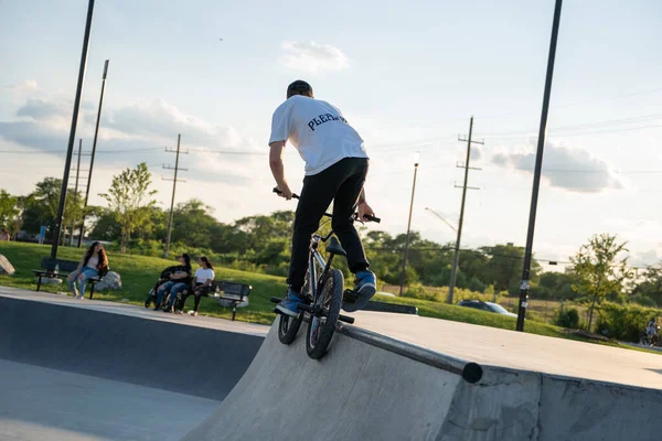 Detroit Michigan Usa 2020 Łyżwiarze Rowerzyści Ćwiczą Sztuczki Skateparku Podczas — Zdjęcie stockowe