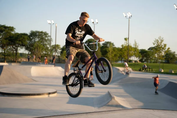 Detroit Michigan Usa 2020 Łyżwiarze Rowerzyści Ćwiczą Sztuczki Skateparku Podczas — Zdjęcie stockowe