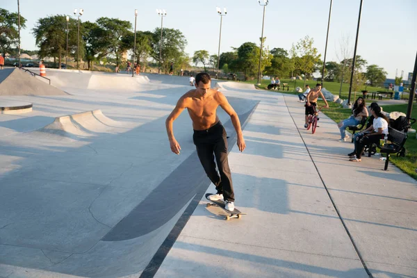 Detroit Michigan Usa 2020 Łyżwiarze Rowerzyści Ćwiczą Sztuczki Skateparku Podczas — Zdjęcie stockowe