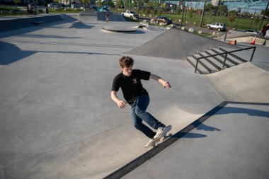 Detroit, Michigan, ABD - 07.28.2020: Detroit 'teki Corona Virüsü sırasında patenciler açık hava kaykay parkında numaralar deniyor.