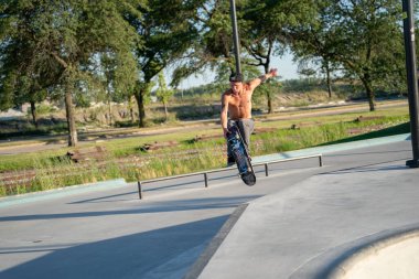 Detroit, Michigan, ABD - 07.28.2020: Detroit 'teki Corona Virüsü sırasında patenciler açık hava kaykay parkında numaralar deniyor.