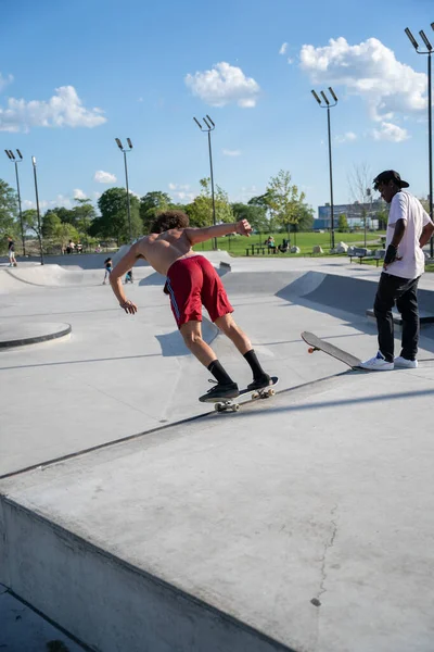 Detroit Michigan Usa 2020 Łyżwiarze Ćwiczą Sztuczki Skateparku Podczas Wirus — Zdjęcie stockowe