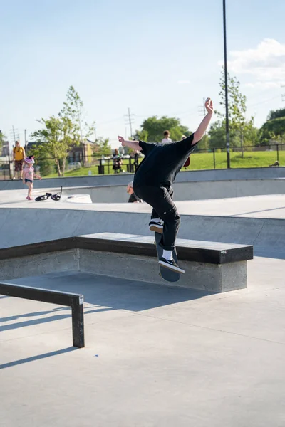 デトロイト ミシガン州 アメリカ 2020 デトロイトのコロナウイルスの間 スケーターは屋外スケートパークでトリックを練習する — ストック写真
