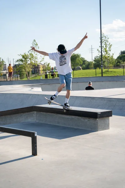 Detroit Michigan Usa 2020 Korcsolyázók Trükköket Gyakorolnak Egy Szabadtéri Skateparkban — Stock Fotó