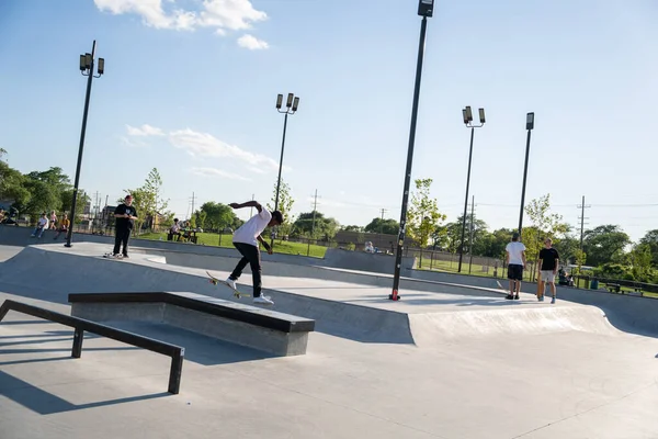 Detroit Michigan Usa 2020 Łyżwiarze Ćwiczą Sztuczki Skateparku Podczas Wirus — Zdjęcie stockowe