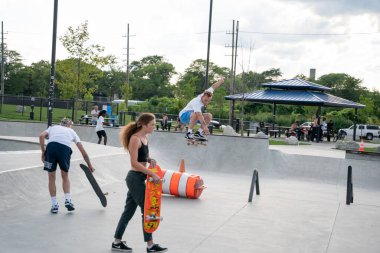 Detroit, Michigan, ABD - 07.29.2020: Detroit 'teki Corona Virüsü sırasında kaykaycılar ve motorcular açık hava kaykay parkında numaralar yapıyorlar.