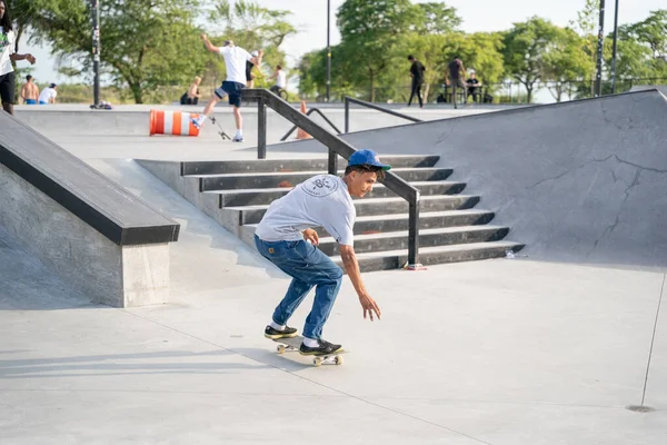 Detroit Michigan Usa 2020 Skaters Motorrijders Oefenen Trucs Een Outdoor — Stockfoto