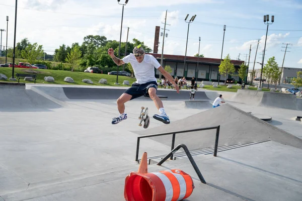 Detroit Michigan Usa 2020 Skaters Bikers Practice Tricks Outdoor Skate — Stock Photo, Image