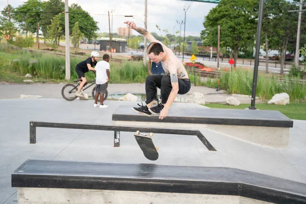 디트로이트 2020 스케이트 디트로이트 코로나 바이러스 스케이트 공원에서 묘기를 부린다 — 스톡 사진