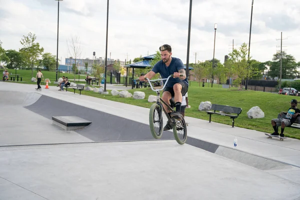 Detroit Michigan Estados Unidos 2020 Patinadores Ciclistas Practican Trucos Parque — Foto de Stock