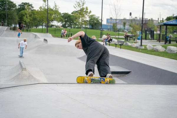 Detroit Michigan Estados Unidos 2020 Patinadores Ciclistas Practican Trucos Parque — Foto de Stock