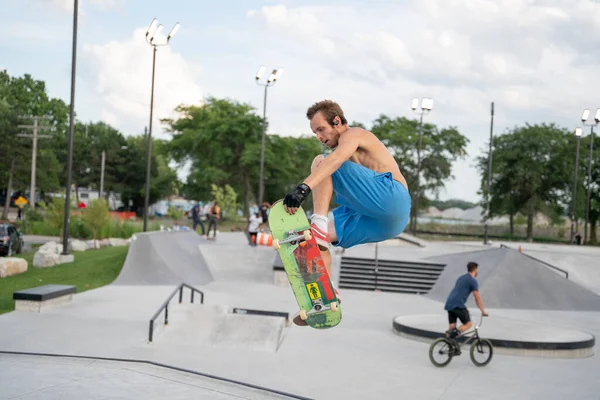 Детройт Мічиган Сша 2020 Скейтери Велосипедисти Практикують Трюки Відкритому Скейт — стокове фото