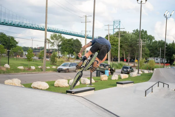 Detroit Michigan Usa 2020 Skaters Motorrijders Oefenen Trucs Een Outdoor — Stockfoto
