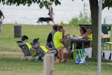 Harrison Township, Michigan / ABD - 1 Ağustos 2020: Corona Virüsü sırasında Michigan Metro Parkı etkinliği