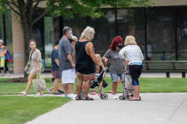 Harrison Township, Michigan / ABD - 1 Ağustos 2020: Corona Virüsü sırasında Michigan Metro Parkı etkinliği
