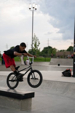 Detroit, Michigan, ABD - 3 Ağustos 2020: Patenciler Detroit 'te bir açık hava kaykay parkında numaralar deniyor.