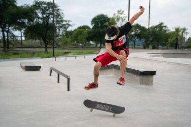 Detroit, Michigan, ABD - 3 Ağustos 2020: Patenciler Detroit 'te bir açık hava kaykay parkında numaralar deniyor.