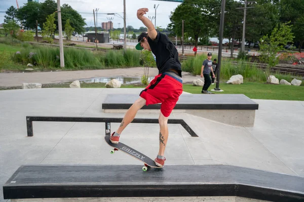 デトロイト ミシガン州 アメリカ 2020年8月3日 デトロイトの屋外スケートパークでスケート練習トリック — ストック写真