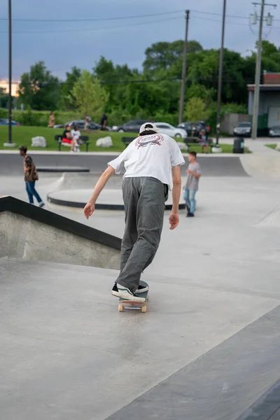 디트로이트 2020 스케이트 선수들이 디트로이트의 스케이트 공원에서 트릭을 연습하다 — 스톡 사진