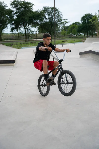 Detroit Michigan Usa August 2020 Skater Üben Tricks Einem Skatepark — Stockfoto