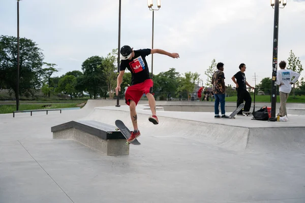 デトロイト ミシガン州 アメリカ 2020年8月3日 デトロイトの屋外スケートパークでスケート練習トリック — ストック写真
