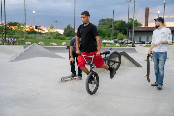 Detroit Michigan Usa August 2020 Skater Üben Tricks Einem Skatepark — Stockfoto
