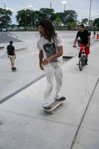 Detroit Michigan Usa August 2020 Skater Üben Tricks Einem Skatepark — Stockfoto