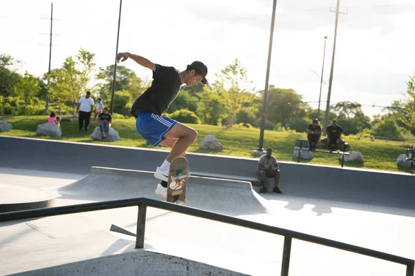 Detroit Michigan Usa Srpna 2020 Bruslaři Cvičí Triky Skate Parku — Stock fotografie