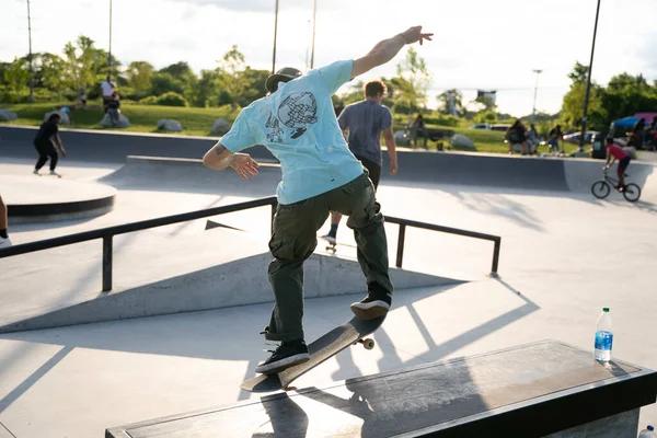 Detroit Michigan Usa Srpna 2020 Bruslaři Cvičí Triky Skate Parku — Stock fotografie