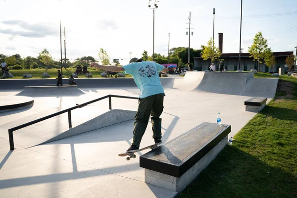 Detroit Michigan Usa Srpna 2020 Bruslaři Cvičí Triky Skate Parku — Stock fotografie